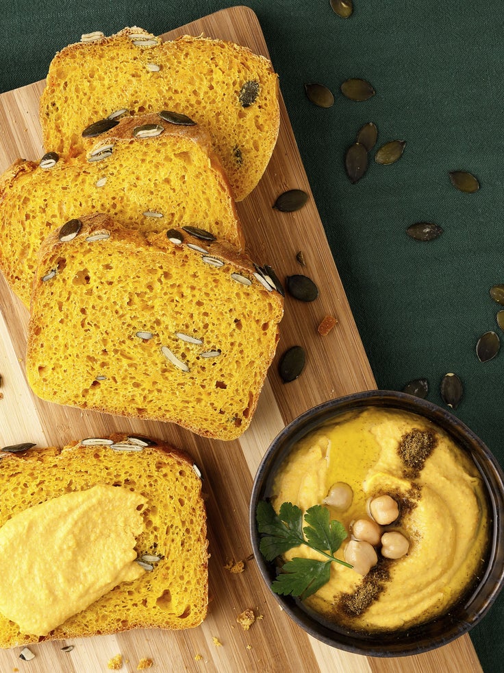 Abgebildet ist ein Brett mit Kürbisbrot