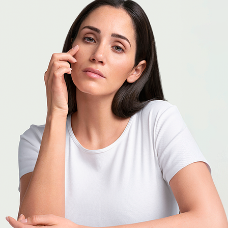 Eine Frau mit hellgrünem Hintergrund