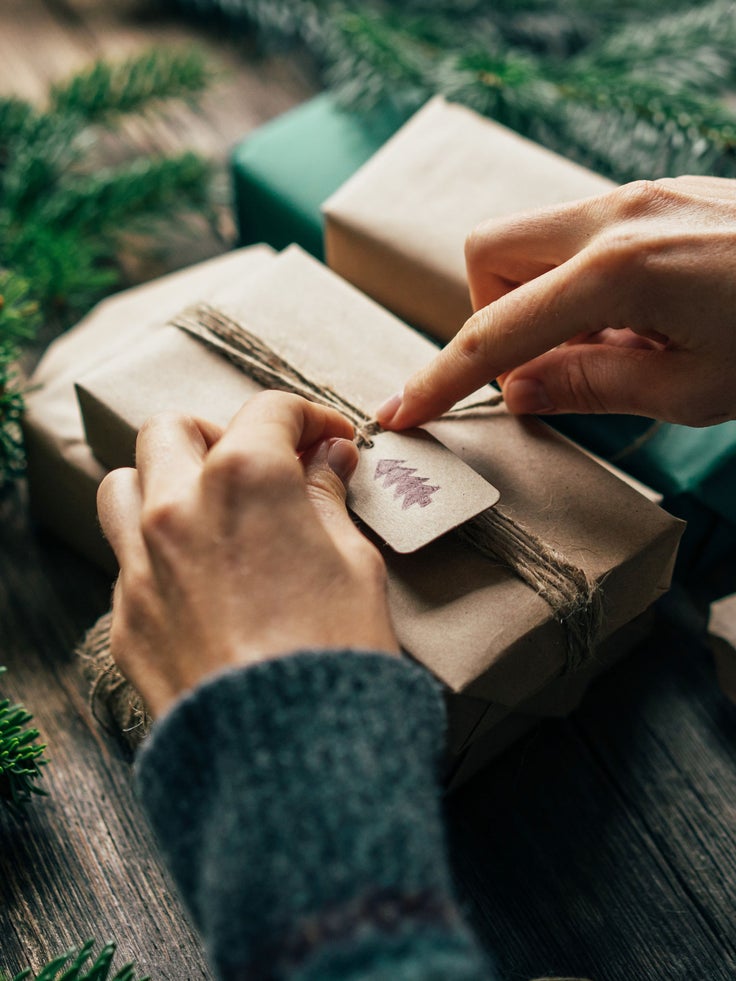 Ein Geschenk wird verpackt.