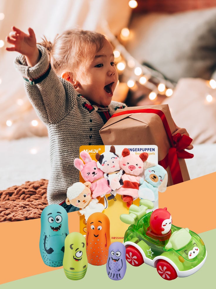 Ein Kind mit Spielsachen.