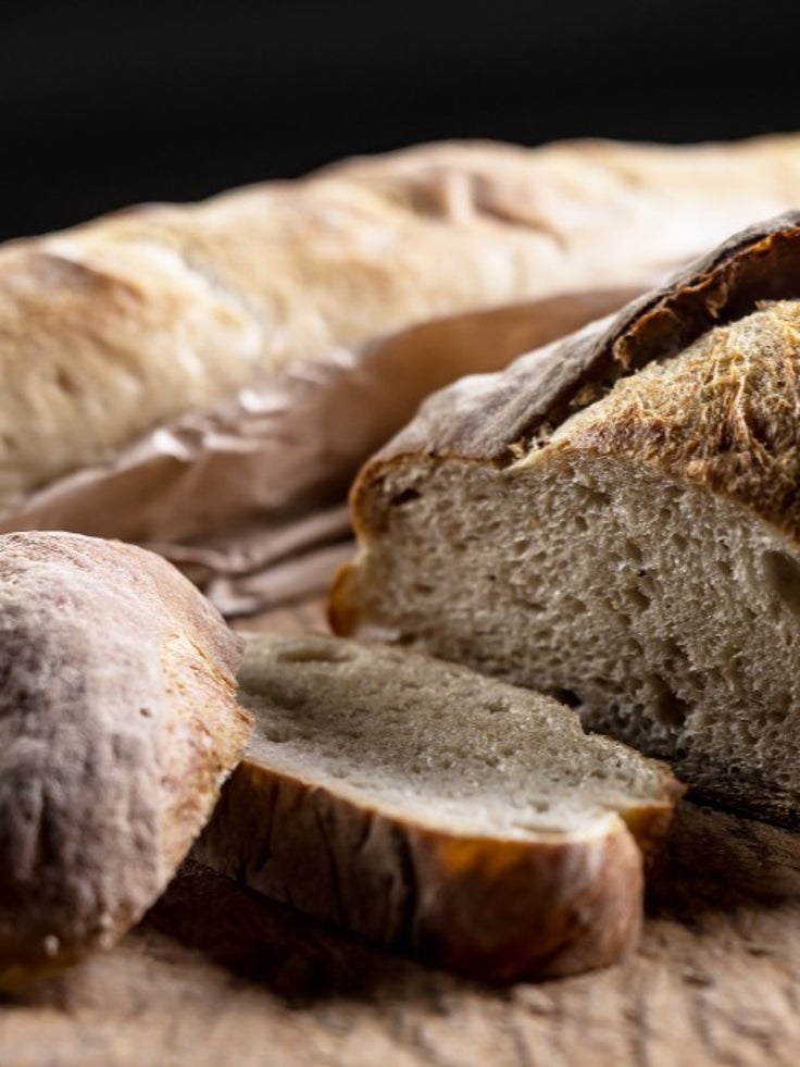Querschnitt eines Sauerteigbrotes auf einem Holzbrett