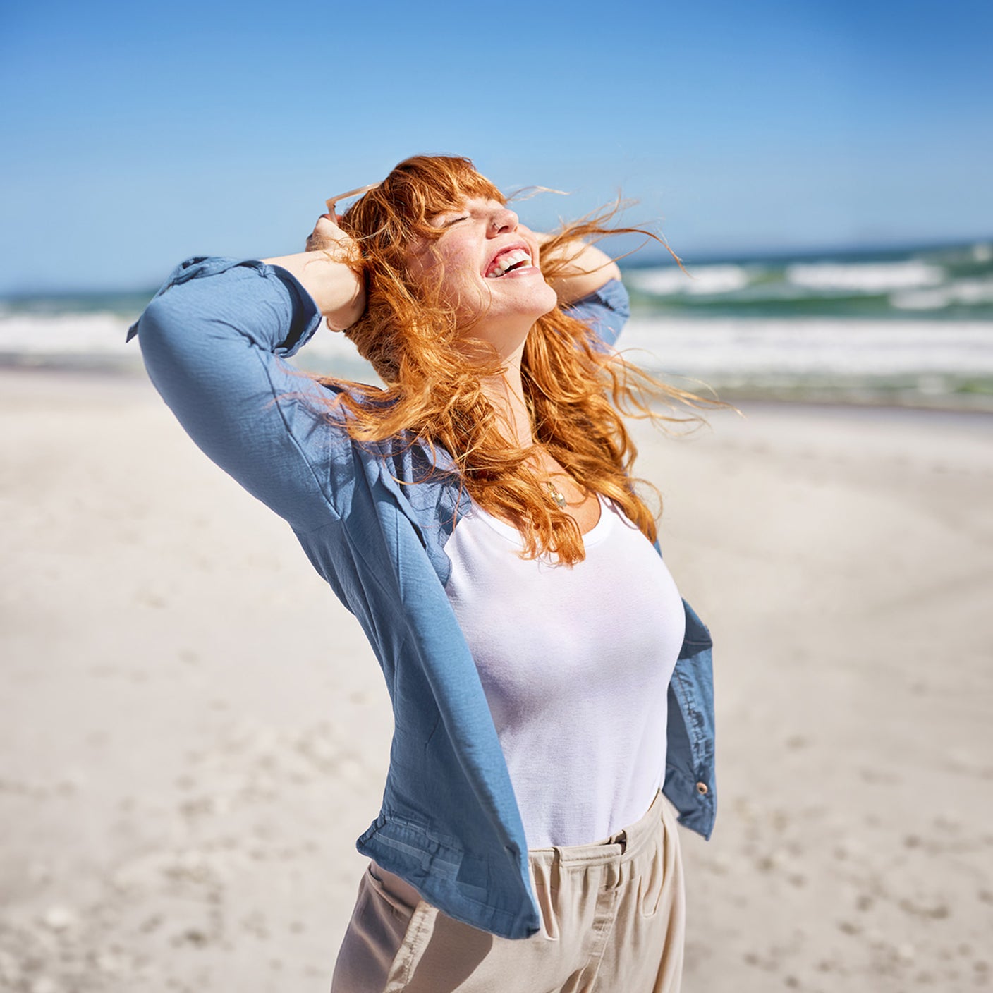 Eine Frau steht am Strand.