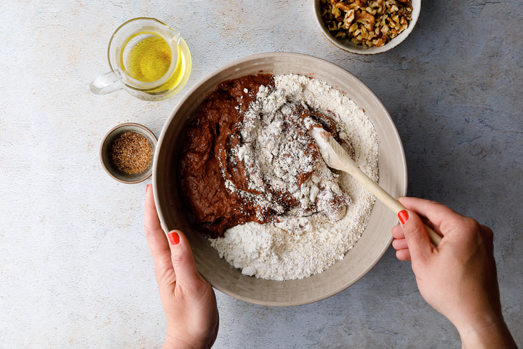 Bohnenmus mit Schokolade, Öl und Vanillezucker wird für Protein Bohnenbrownies mit trockenen Zutaten verrührt.