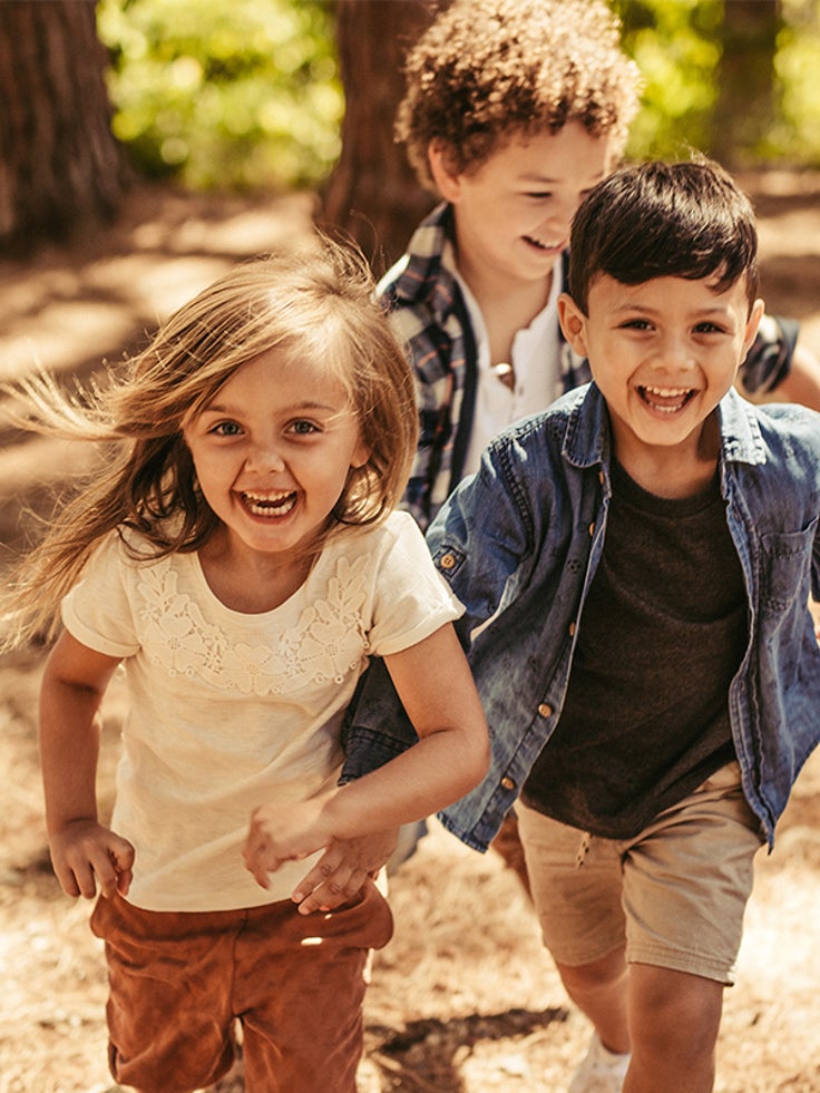 Kinder spielen draußen im Wald