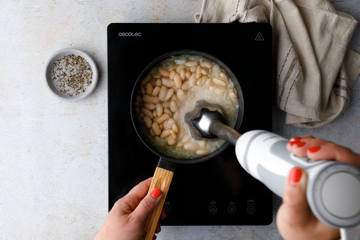 Weiße Bohnen werden mit Nudelkochwasser zu einer cremigen Bohnensauce für Protein Linsen-Spirelli püriert.