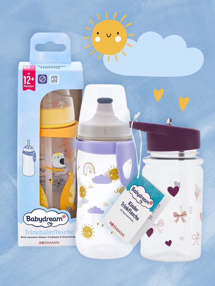 Drei beispielhafte neue Trinkflaschen Babydream in verschiedenen Größen auf einem schönen Wolkenhintergrund.