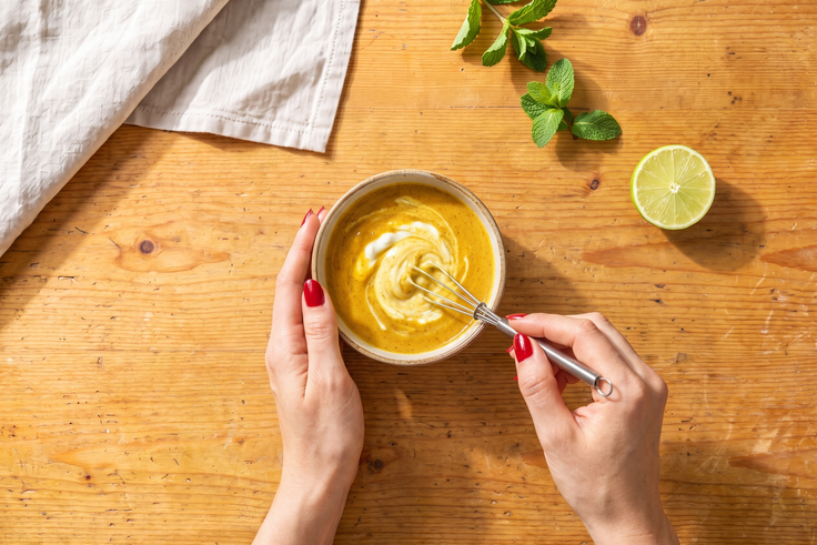 Curry-Mango-Streichcreme, Joghurt und Limettensaft werden für Schritt 3 der Mango Falafel Bowl zu einem cremigen Dressing verrührt.