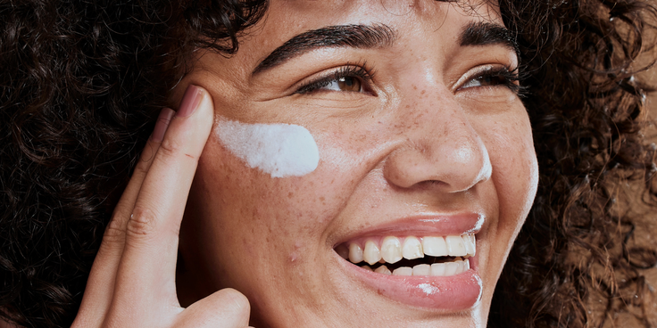 Close-Up Gesicht Skincare Routine für strahlenden Teint.