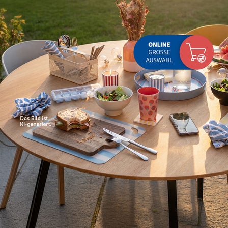 Ein schön sommerlich eingedeckter Tischt mit Produkten aus der IDEENWELT.