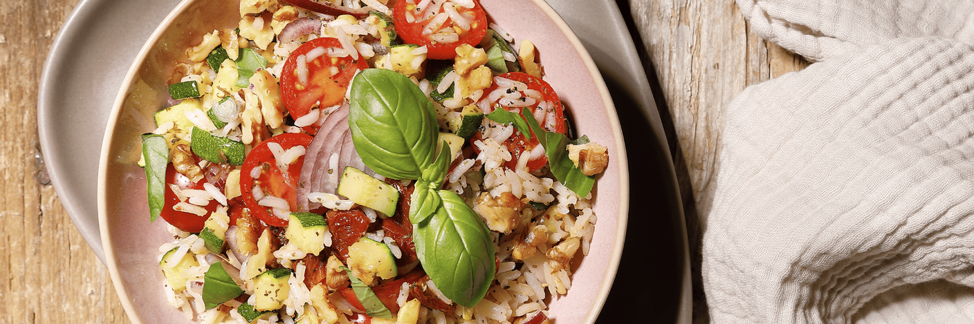 Mediterraner Reissalat mit Tomaten, Basilikum und Gemüse