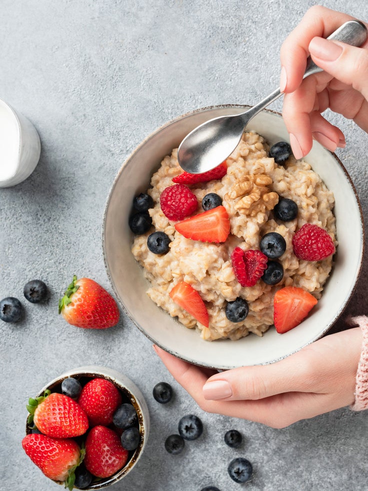 Müslischale mit Erdbeeren und Heidelbeeren