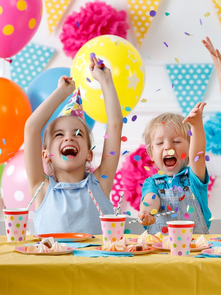 Eine Gruppe von kleinen Kindern, die eine Faschingsparty feiern