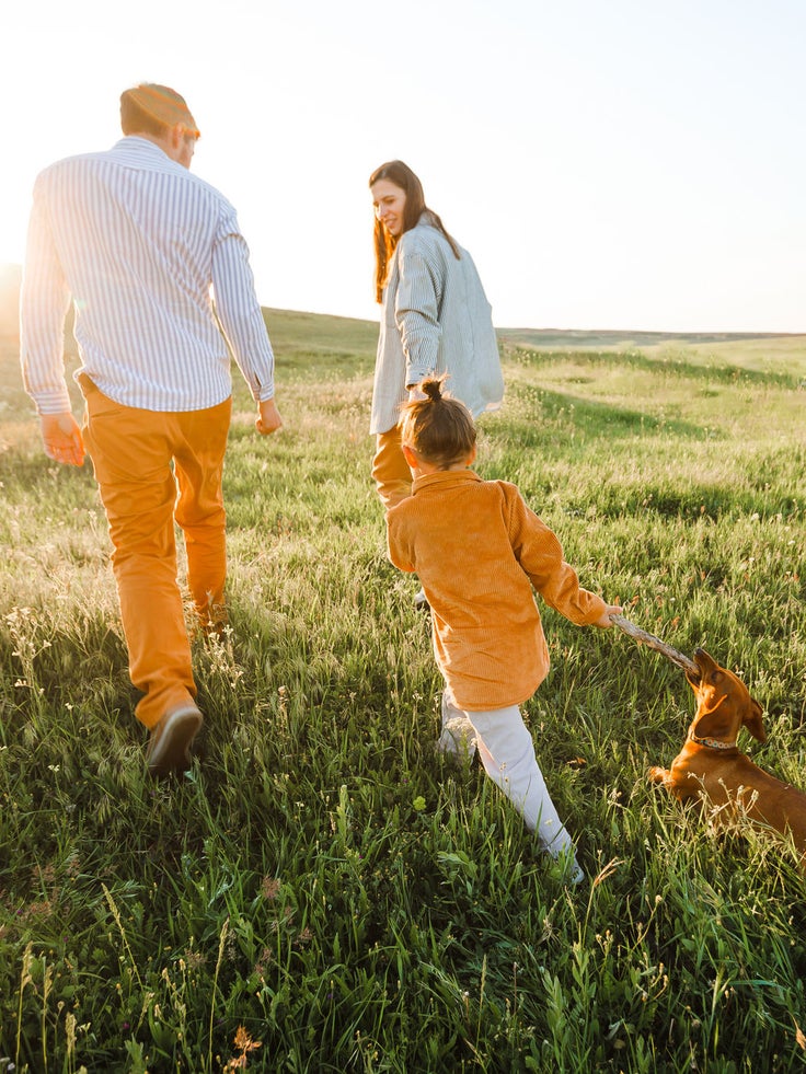 Eine Familie draußen auf einer Wiese.
