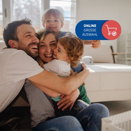 Eine Familie umarmt sich.