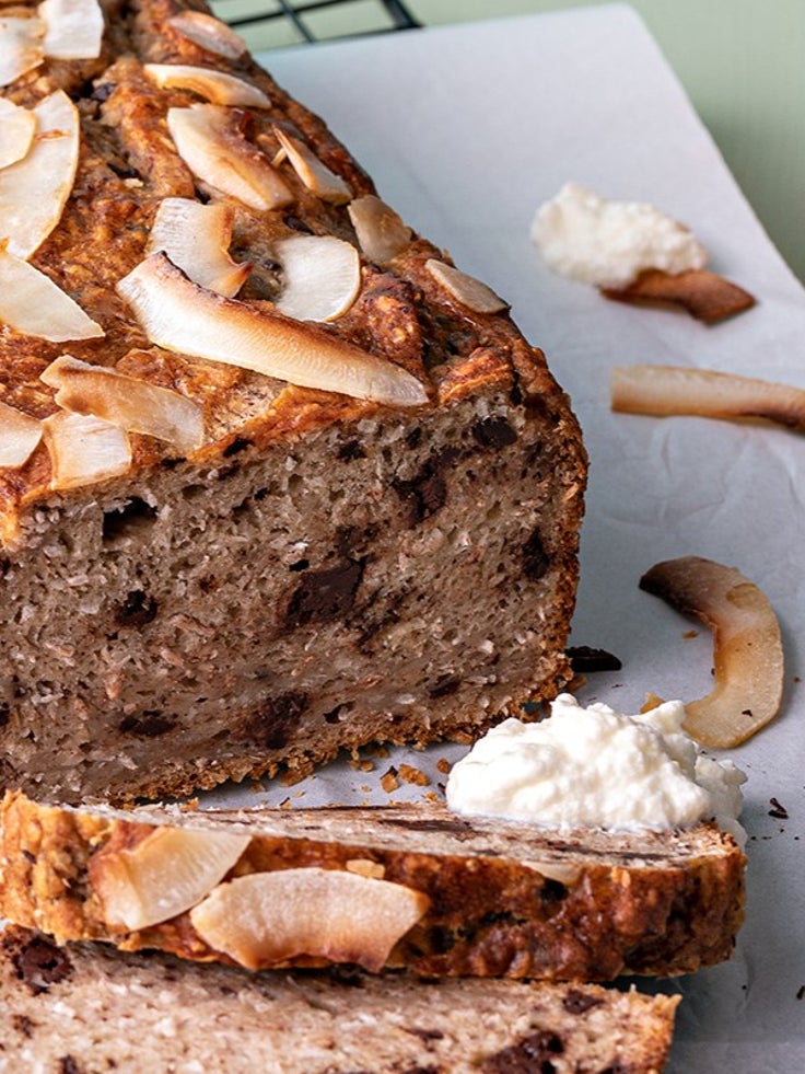 Ein angeschnittenes Bananenbrot