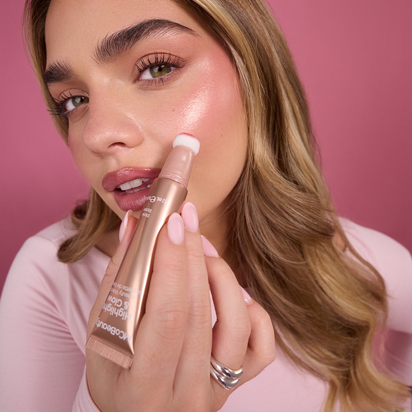 MCoBeauty Bewerbung mit Liquid Blush Produkt.