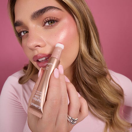 MCoBeauty Bewerbung mit Liquid Blush Produkt.