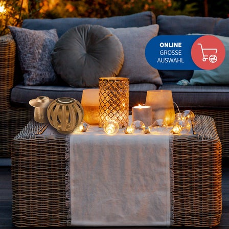 Ein schön dekorierter Gartentisch mit Solarleuchten. 