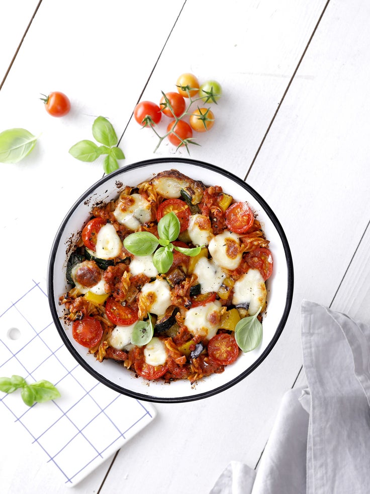 Ein Teller mit Tomaten-Nudel-Auflauf auf einem weißen Tisch