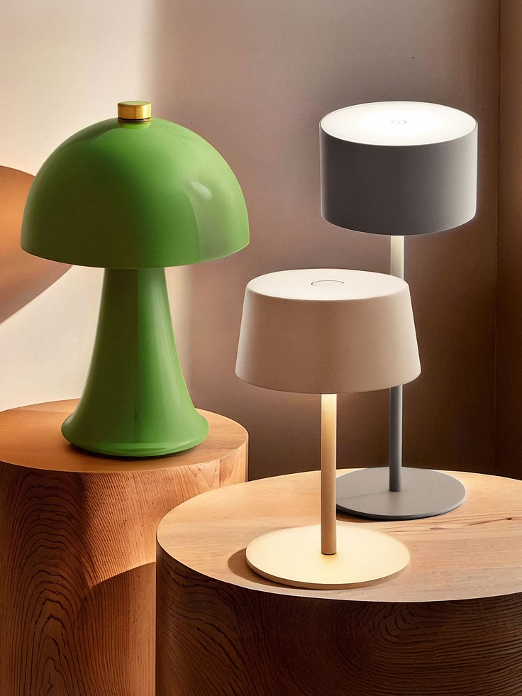 Drei Tischleuten stehen auf Holztischen