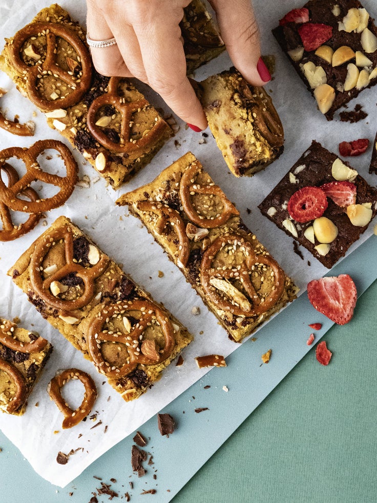 Abgebildet ist ein Teller mit dem Rezept Kichererbsen Blondies