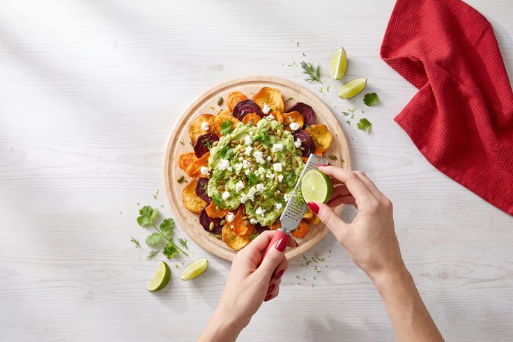 Schritt 4: Loaded Gemüse Chips mit Avocadocreme, Feta und Kürbiskernen werden mit frischer Limettenschale verfeinert.