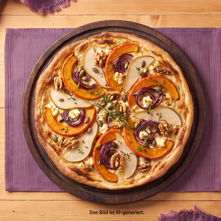 Herbstflammkuchen mit Kürbisscheiben, Birnenspalten, roten Zwiebeln und Walnüssen auf rustikalem Holzbrett serviert.