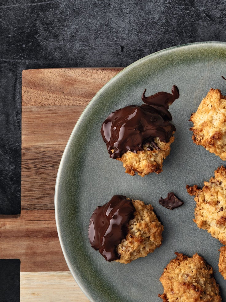 Bild von einem grünen Teller mit Aprikosen-Kokos-Makronen