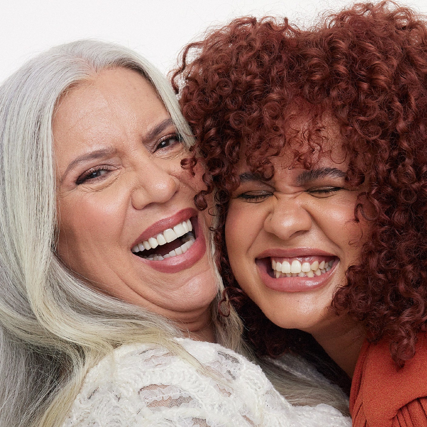 Abgebildet sind zwei Frauen, die sich umarmen