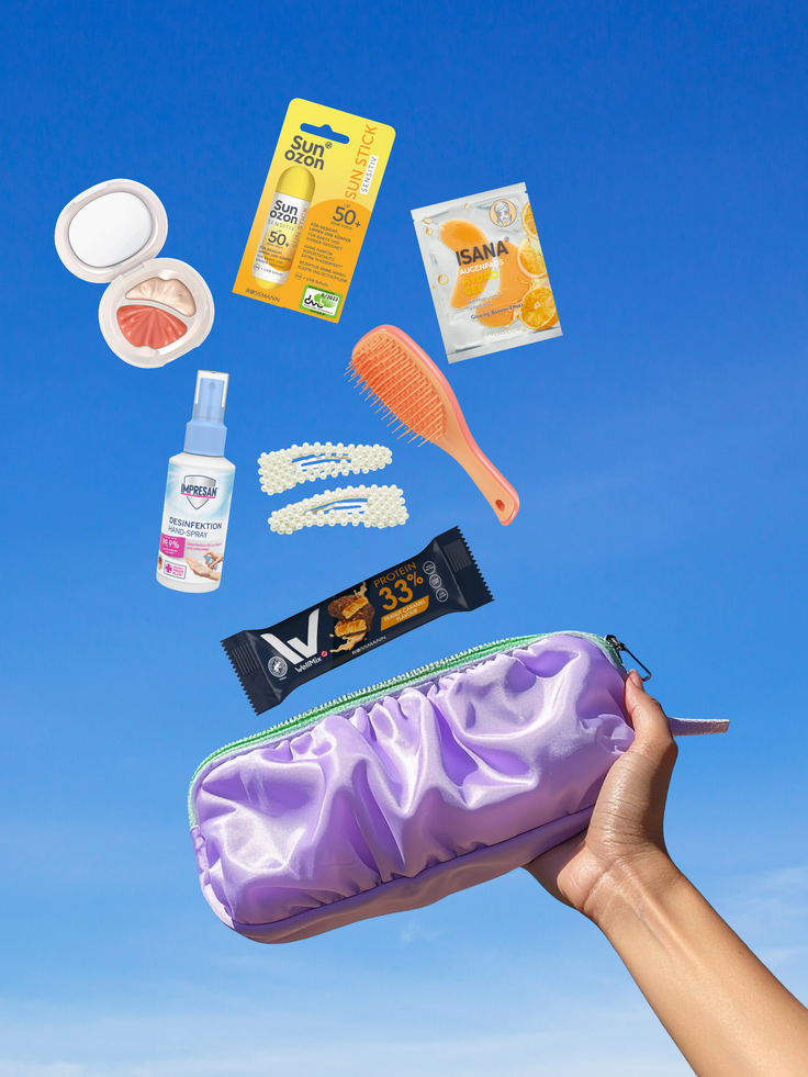 Blauer Himmel mit Beispielprodukten für die Festival Saison