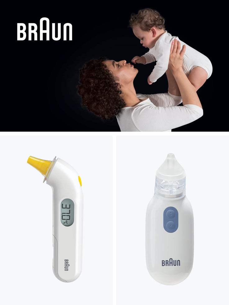 Eine Frau hebt ein Kind hoch. Es ist ein Fieberthermometer und ein Nasensauger der Marke BRAUN zu sehen.