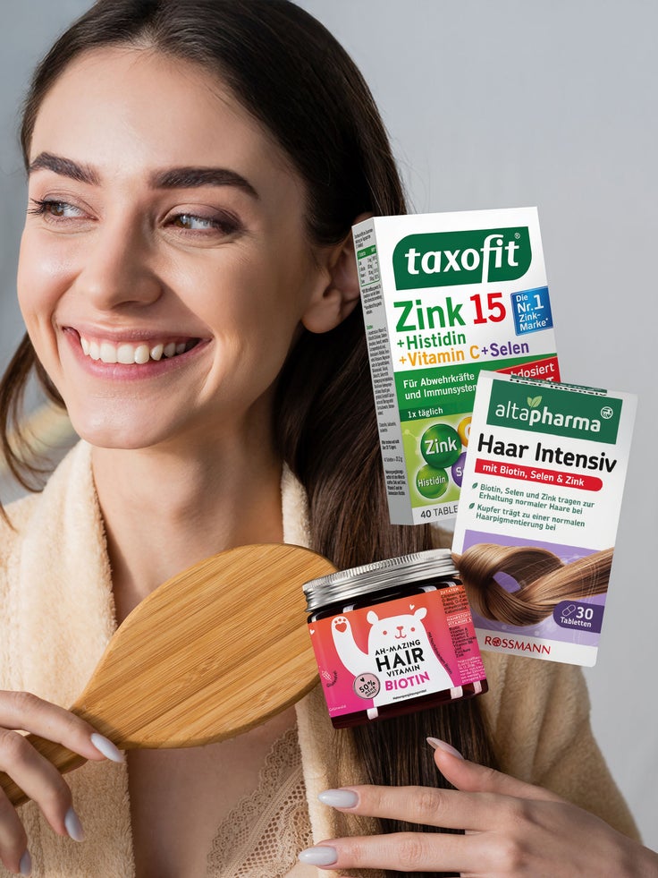Abbildung einer lachenden Frau mit einer Haarbürste in der Hand und drei Beispielprodukten für Haarvitamine im Vordergrund