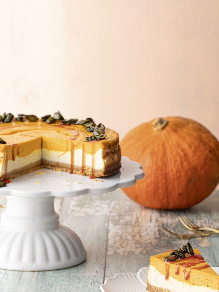Abgebildet ist ein Teller mit dem Gericht Kürbis Cheesecake