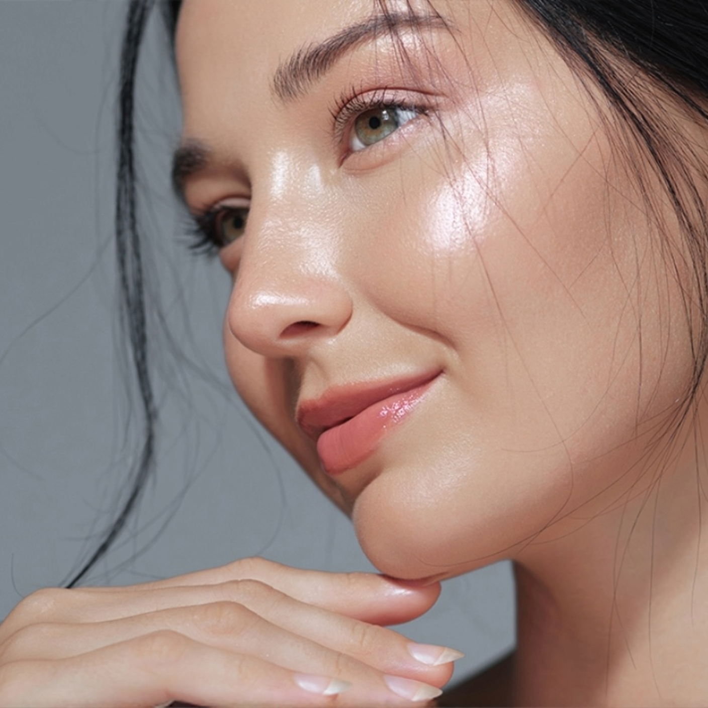 Frau mit strahlender Haut und natürlichem Make-up als Inspiration für Well Rested Skin.