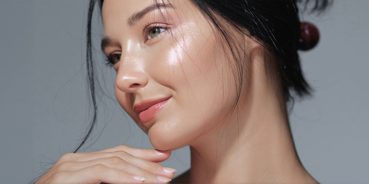 Frau mit strahlender Haut und natürlichem Make-up als Inspiration für Well Rested Skin.