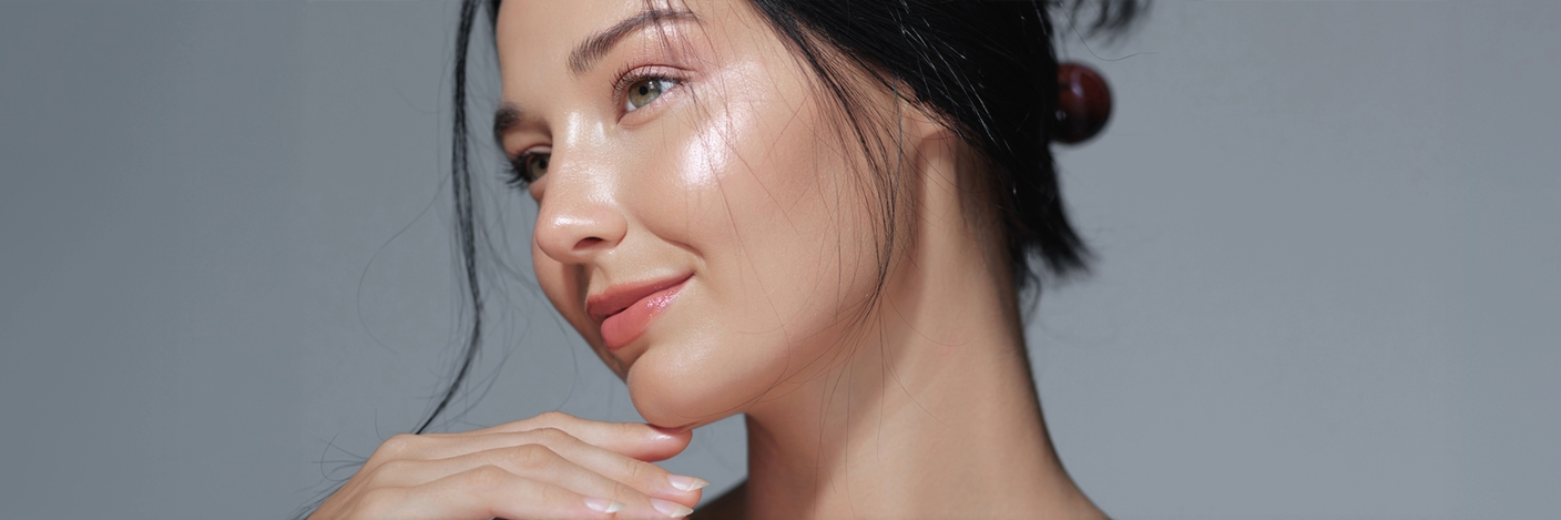 Frau mit strahlender Haut und natürlichem Make-up als Inspiration für Well Rested Skin.