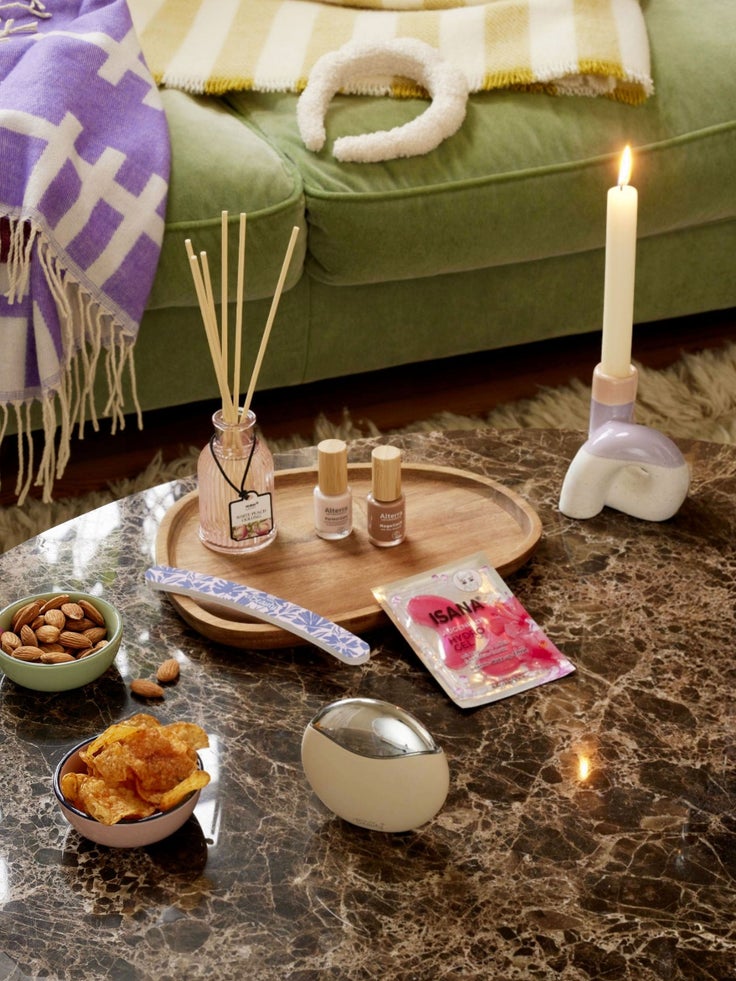 Abgebildet sind Beispielprodukte, wie z.B. Nagellack und Gesichtsmasken, die auf einem Tisch angeordnet sind.