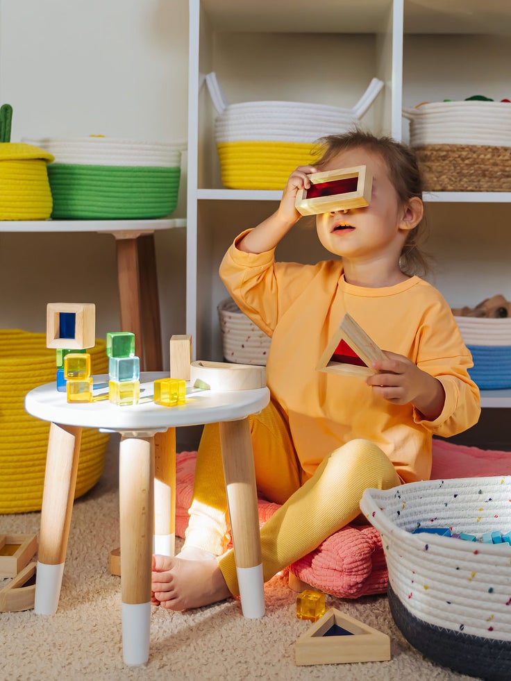 Ein Kind im Kinderzimmer und spielt.