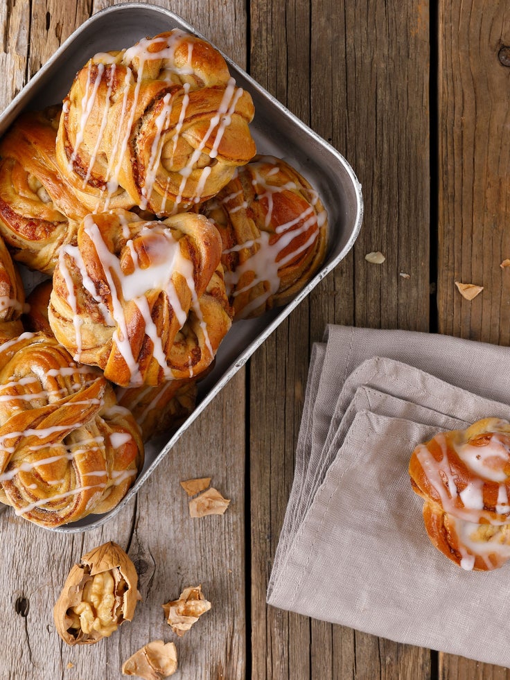 Abgebildet ist ein Teller mit dem Gericht Dattel-Walnuss-Knoten