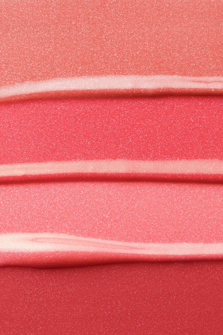 Vier nebeneinander aufgetragene Lipgloss-Swatches in natürlichen Treat & Tint Nuancen zeigen die glänzende, leicht schimmernde Textur pflegender Lippenprodukte.