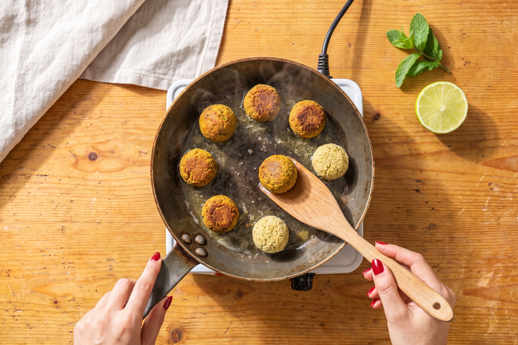 Falafel werden für Schritt 2 der Mango Falafel Bowl in Kokosöl rundum goldbraun angebraten.