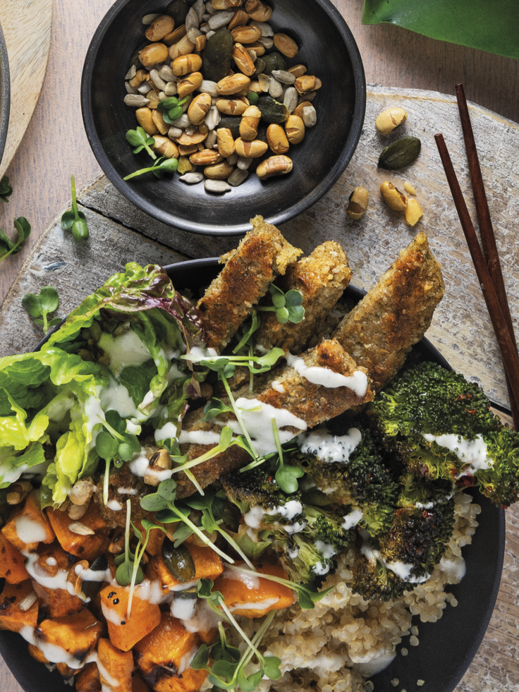 Green-Garden-Bowl mit Quinoa, gerösteter Süßkartoffel, Brokkoli, Salat, Sprossen, cremigem Dressing und Kern-Mix.