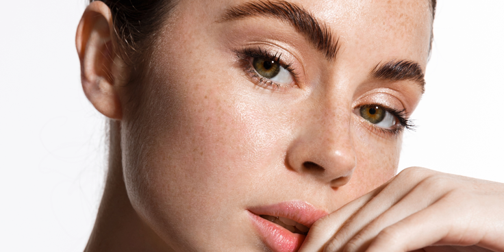 Nahaufnahme einer Frau mit natürlichem Make-up, gepflegtem Teint und sanftem Glow als Inspiration für einen frischen Morgen-Look.