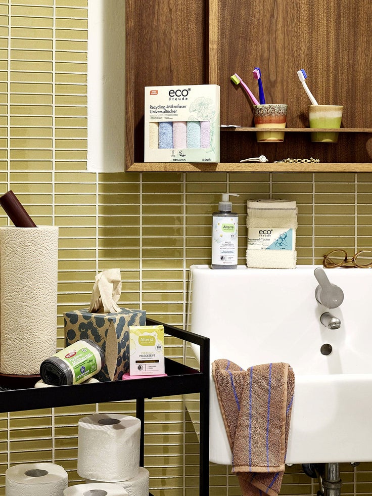 Badezimmer Accessoires mit grünem Hintergrund