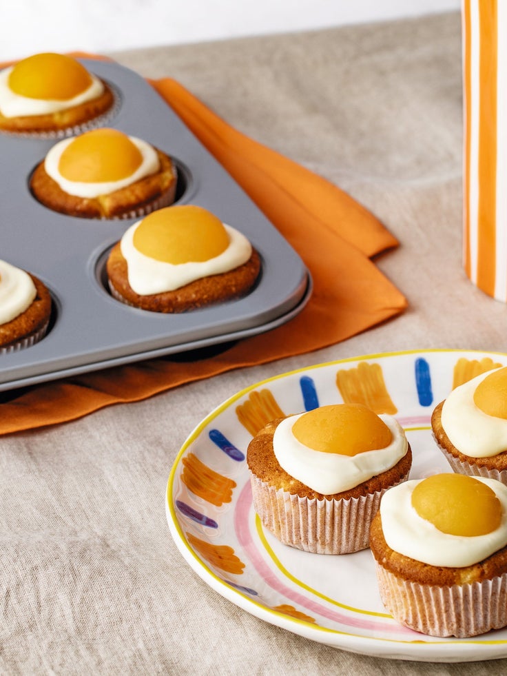 Ein Backbleck mit Spiegelei Muffins und ein bunter Teller