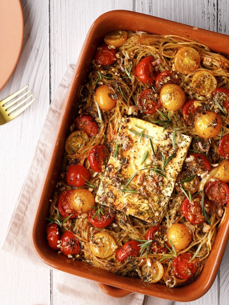 Abgebildet ist ein Teller mit dem Gericht Baked Feta Pasta