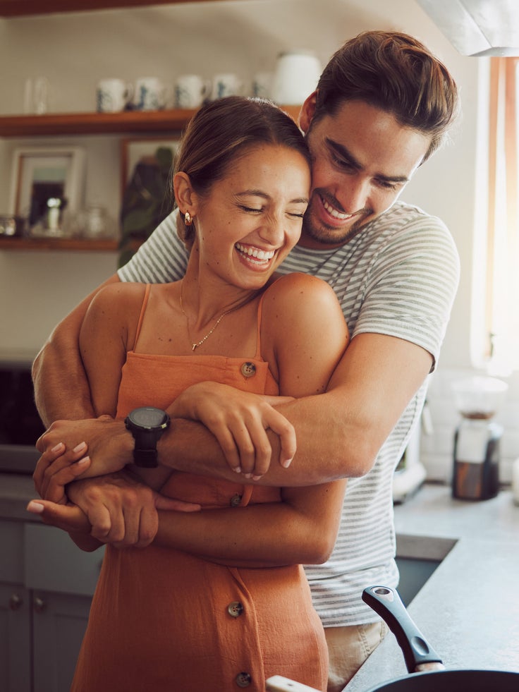 Ein Mann umarmt seine Frau.