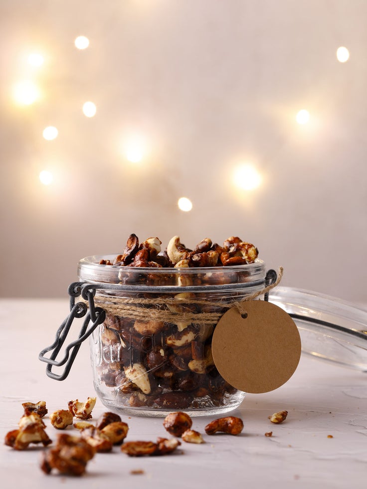 Abgebildet ist ein Bügelglas gefüllt mit gebrannten Edelnüssen
