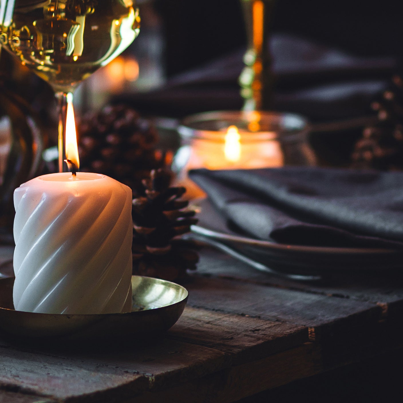 Abgebildet ist ein festlich gedeckter Tisch