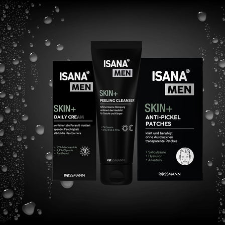ISANA MEN Skin+ Gesichtspflege mit Daily Cream, Peeling Cleanser und Anti-Pickel Patches vor schwarzem Hintergrund mit Wassertropfen